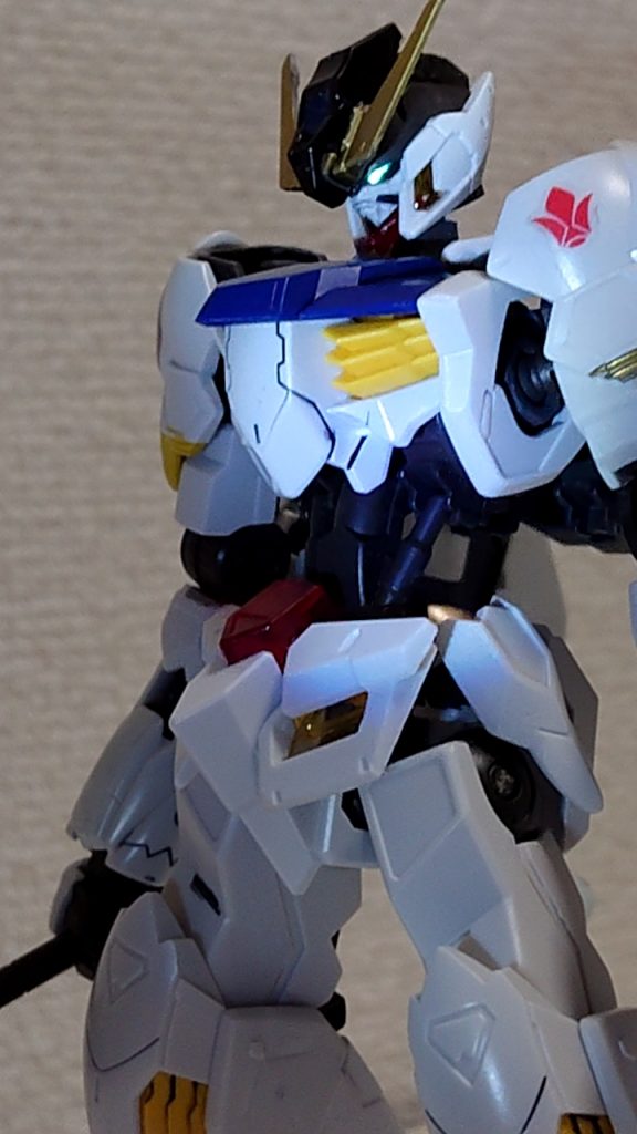 おまけ②ブルーライトでツインアイが光るガンダムレラジェ第４形態