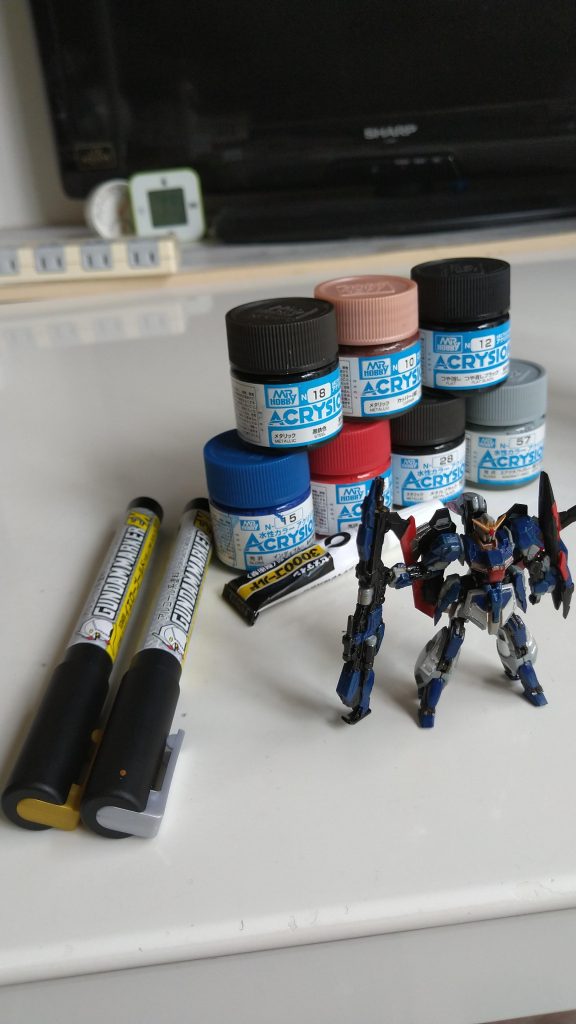水性カラーと一部ガンダムマーカー使用です。少しずつ震えも治まって来ていて、ちょっと筆塗りは嬉しかったです。障害あるかたのリハビリにもなりますよ～