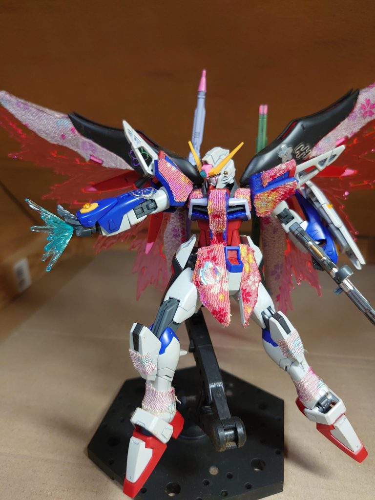 ブラックナイトスコードルドラをぶち抜いたシーンですねwちなみに以前はyukihiroのアカウントでこれを上げていましたが、機体各所に桜をモチーフにした布地を貼り付けてます。翼の部分等には桜をイメージしたシールを貼り付けます。