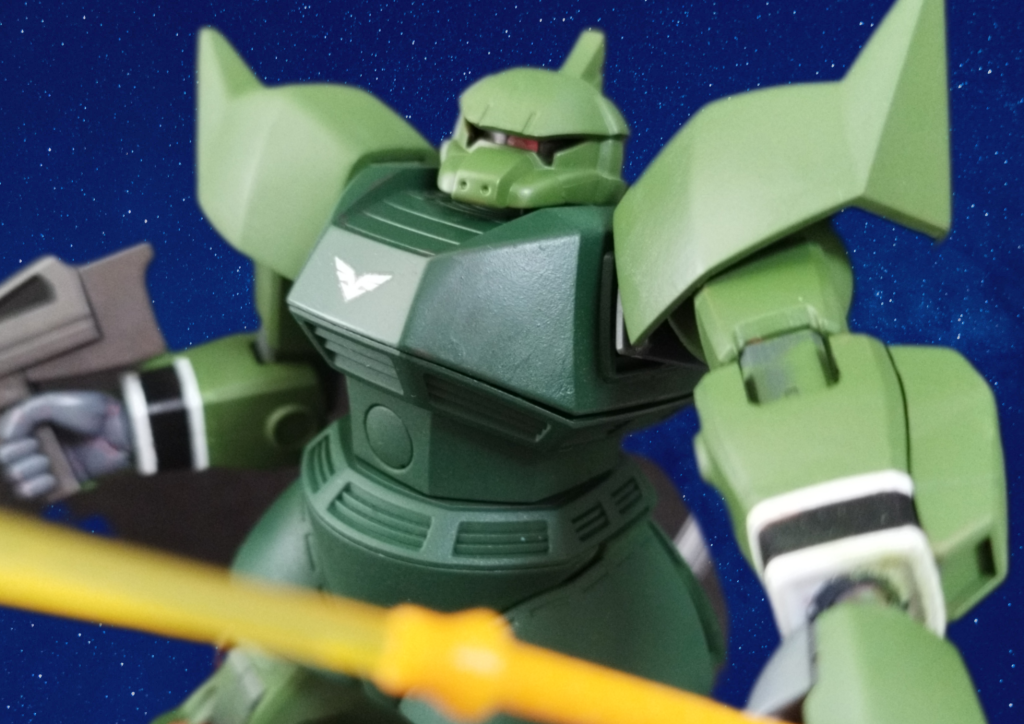 斬りかかります。