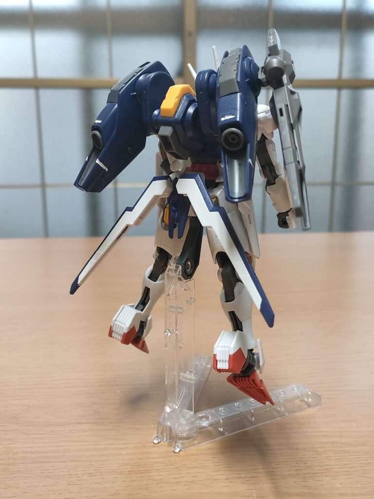 リア。エスカッシャンはフライトユニット装備でも問題無く、スラスター側面にライフルもマウント出来ます。