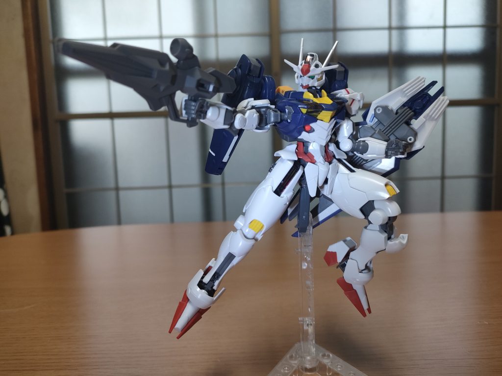 エスカッシャンを盾に集約させてサンライズ特有の射撃ポーズ。