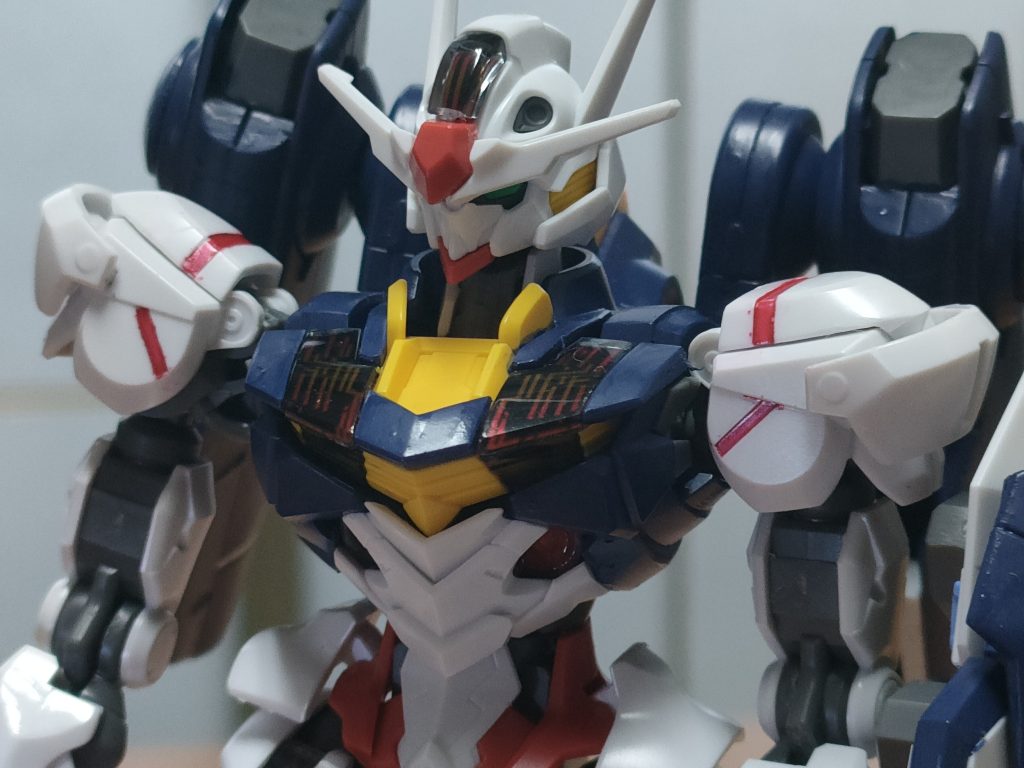 両肩アーマーのラインはシールではなくメタリックレッドで塗装して。