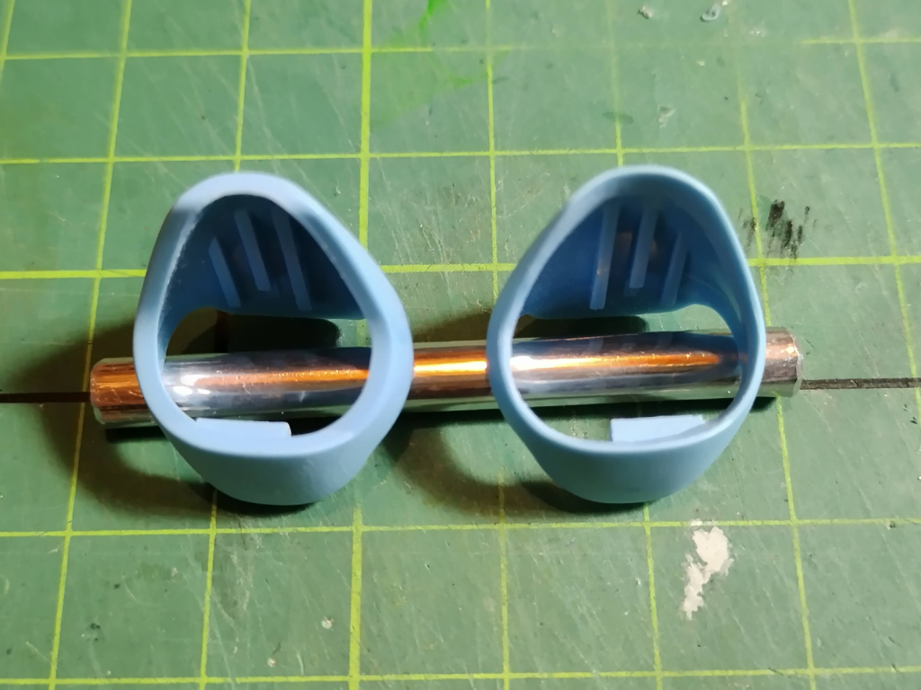 今回、制作時間を大幅に引き延ばした最大の要因、腕、脚、肩のアーマーのフチの薄肉化です。「フチが厚くてもっさりだな～。削るか！！」で始めたところ、特に腕のアーマーの個数(左右3つずつ)に泣かされ、モチベーションの低下につながり、無駄に時間を費やしてしまいました。