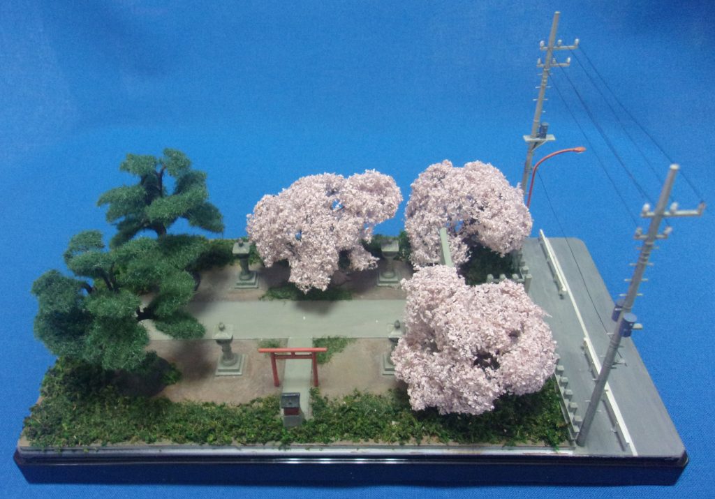 鳥居や石燈籠などはグリーンマックスの「土蔵 店蔵」にオマケで入っているものを使っています。桜と松はKATO 。 