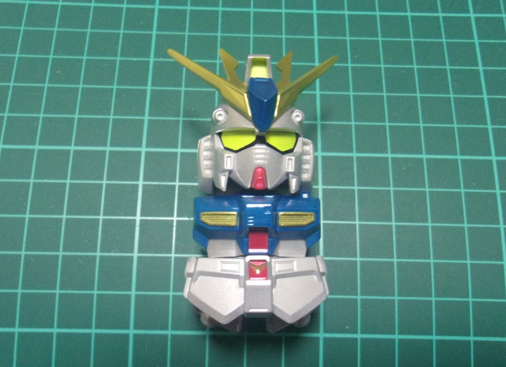 メタリックカラーで塗り分けた後で、クリアグリーンを塗り重ねました。目はシールを型紙にしてプラ板で作っています。