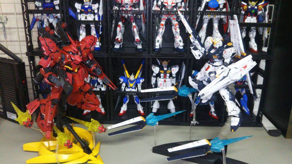 RGサザビーと。サザビーのスタンドはアクションベース1ジオン軍Verとアクションベース5ガンダムベース限定ジオンイメージカラーを使用しています。