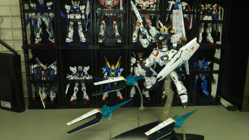 MG用のスタンドが安く手に入ったので改造してRG用にしています。この状態だといつもの撮影ブースには入りませんw後ろは100均のベースです。