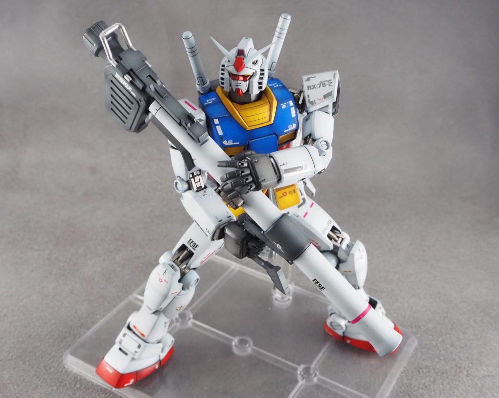 このキットも発売されてから結構長いこと経っていますが、MGガンダムと言えばアニメのフォルムを強く反映させているこいつが一番です。