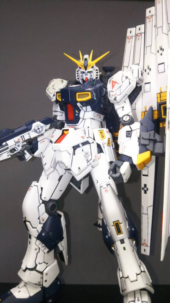 実の所、大分前に購入、完成させていましたが、スミ入れの線がうるさく感じていてもう1体購入してグレーのスミ入れを施そうと画策していたのですが、昨今のガンプラ事情でもあり2体目が手に入っていないので公開します。とは言え手が掛かっているのも事実で、次買ってもここまで手を懸けられるかは怪しい(同じ製品を2個作ると飽きるw)ので、これはこれで良いかと。