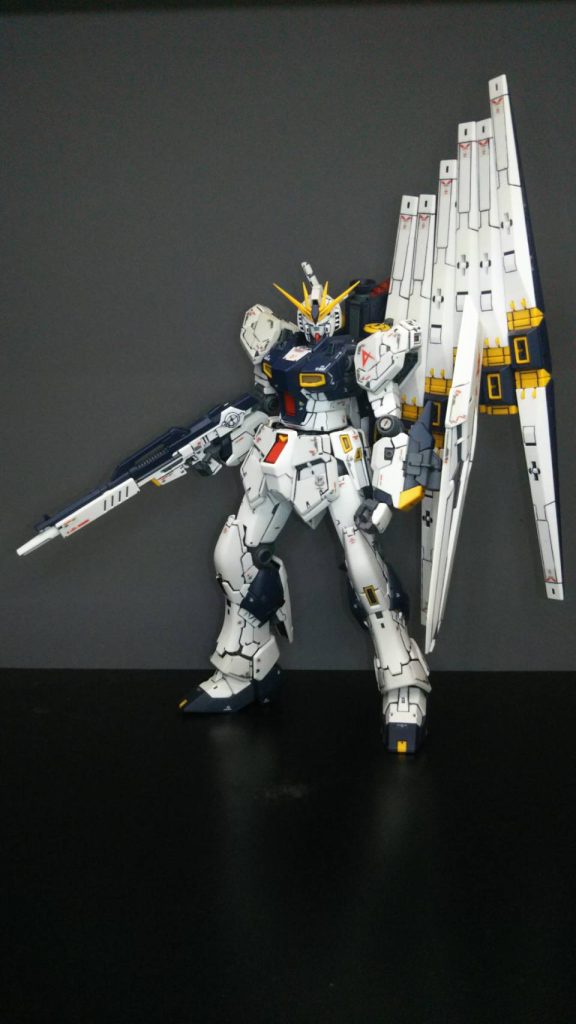 メインの白色に、黒色の配色はシックな感じを醸し出してるきがしますwアクセント程度に抑えてる赤や黄色も良い仕事してます。それでいて初代の系譜を感じられるデザイン…