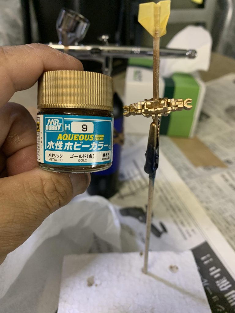 とりあえず問題のこのパーツ今回はミッチャクロンを吹き付けた後に水性塗料で塗装することにしました。この金色はあまり好きではないのですがこの方が安全に組めるし、どうもこれが正解みたいです…😅（どうせあまりよく見えないパーツですし）