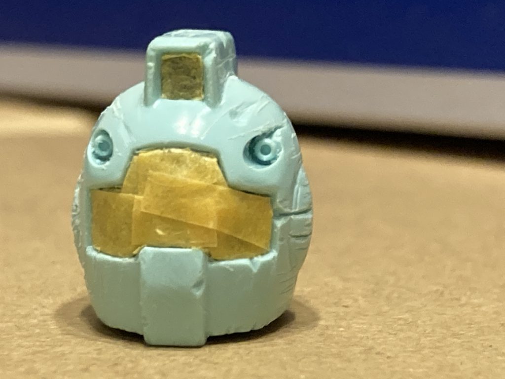 頭部の合わせ目消し→塗装の為マスキング。耳のところの丸いディティールがどう処理したらカッコよくなるのか分かりません誰か教えて下さい