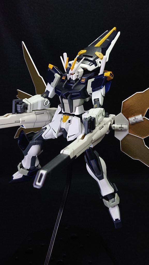 No.1:ストライクガンダムDXストライク初めてのミキシング改造は「ツインサテライトキャノンを装備させたい」ただそれだけの想いで作った機体となっています今思うと貴重なツインサテライトキャノンを躊躇い無く使っているあたり、こんなにもストライク改造が続くとは思っていなかったんでしょうねwこの頃はカラーリングの変更とスミ入れのみで完成していたので、ツインアイはシールですし、デカールも貼っていません💦荒いところも多いですが、エールストライカーのウイングや下部スラスターを取るという引き算の改造が出来ているのはポイント高いところですwシールドの取り付け位置はたぶんゲイルストライクを真似したのだと思います1機目としてはまずまずの出来だったのではないかと思っていますw