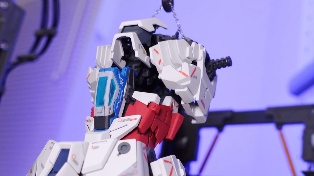 無理やりですが、クレーンでの組み立て風景です。成形色を活かした素組ですが、キャノピーのみクリアーブルーっぽくしています