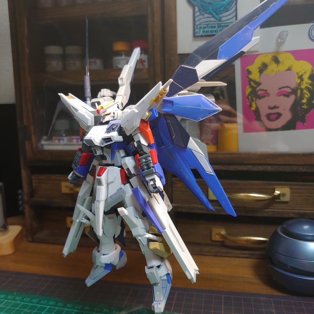 プラ板、パテ工作箇所顔の延長肩の一部を複製し前後ディテールの統一胸部の形状変更股間の延長フロントスカートの延長胴体延長サイドのレールガンの形状変更脚の延長膝の形状変更羽の展開ギミックアンクルガードの変更つま先、踵の延長