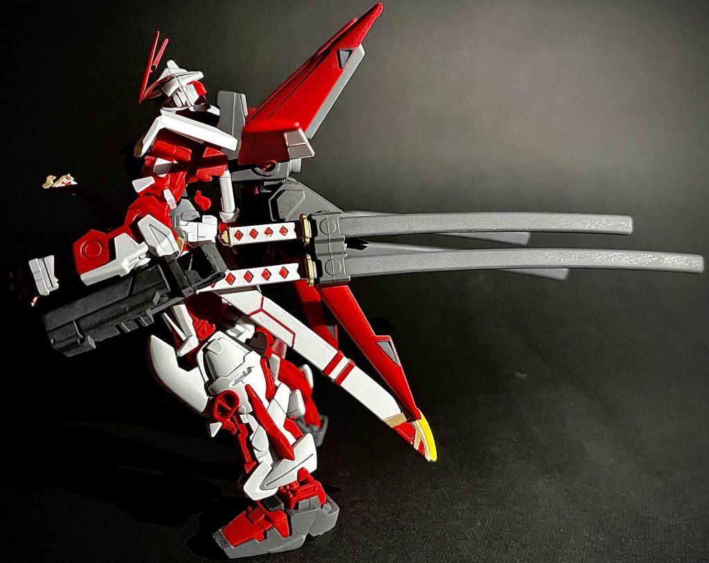 腕部3mm穴にサブアーム、フライトユニット3mm穴に実体剣を追加しています。サブアームはコトブキヤMSGウェポンユニット42フォールディングアームから、実体剣はMSGウェポンユニット32日本刀を2セット使用しています。細かい部分では、フライトユニット上部に角ダクトパーツを増やしたりもしています。