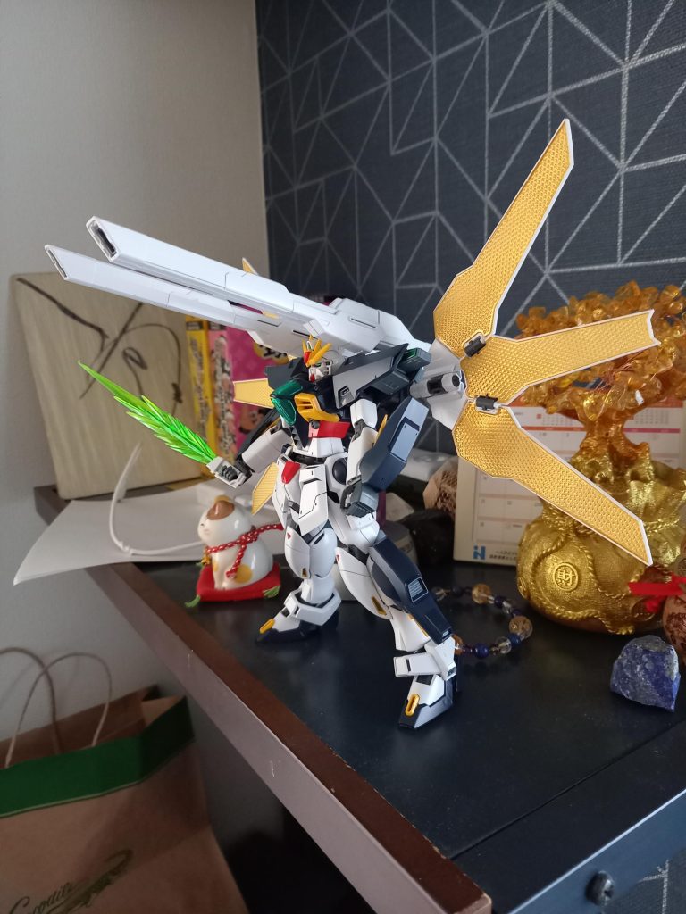 別角度から。良作キットだと思います。背中のリフレクター?はいつかミキシング改造に使いたいです。何故か横に昔の長州力さんのサインが飾られてますw