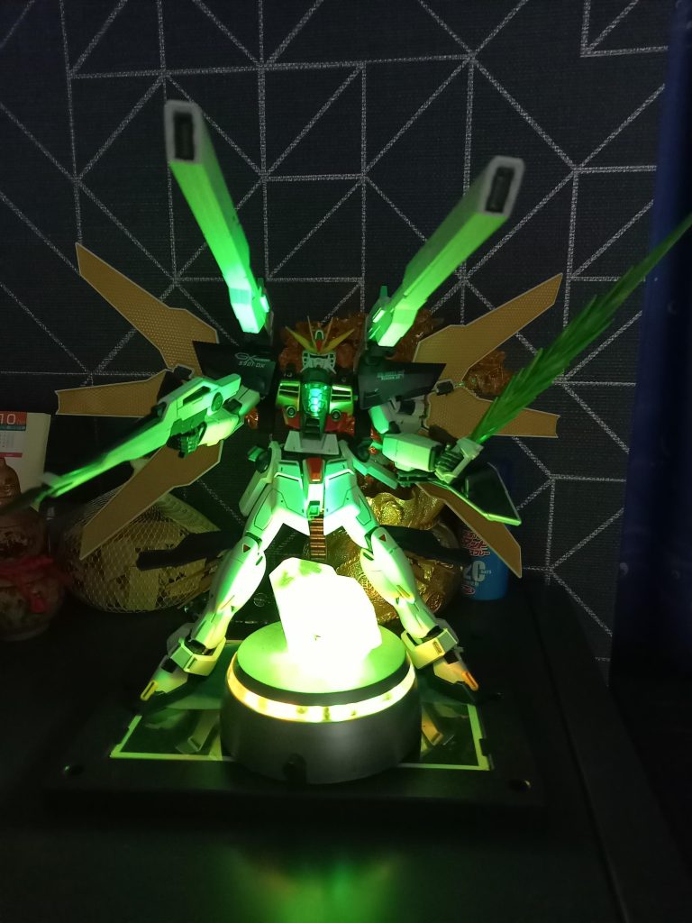 上げたかった写真はこれ。パワーストーン照明器に水晶を置き照らしました。「マイクロウェーブ、来る!」的な雰囲気出てるかと思いますがいかがでしょうか?パワーストーン照明器、電池式二千円(10年以上前)くらいだったかと思いますが、蛍光塗装ブラックライトビゴーンに比べて優しい光でいい雰囲気かと(*^O^*)このようなディスプレイもあるという一案のご紹介でしたm(_ _)m