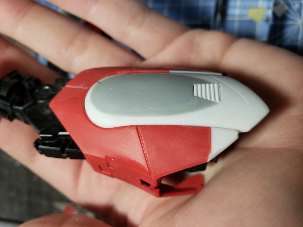 形状が違うのでスクラッチしましたプラ板の色分けで削り具合の確認をしています