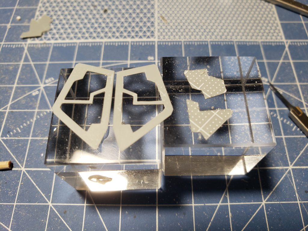 0.3のプラ板をタガネでくり抜いた