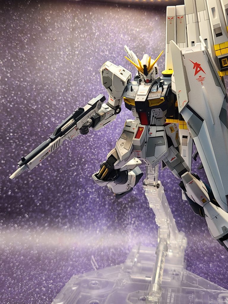 まずYouTubeを索敵。すると、CRAFTAさんの、めちゃくちゃカッコイイνガンダムの作成動画が目に焼き付き、一目惚れ。個人的にはMGやRGよりカッコイイじゃないかと思いました。欲しい。欲しい。欲しい。作っちゃえ(笑)