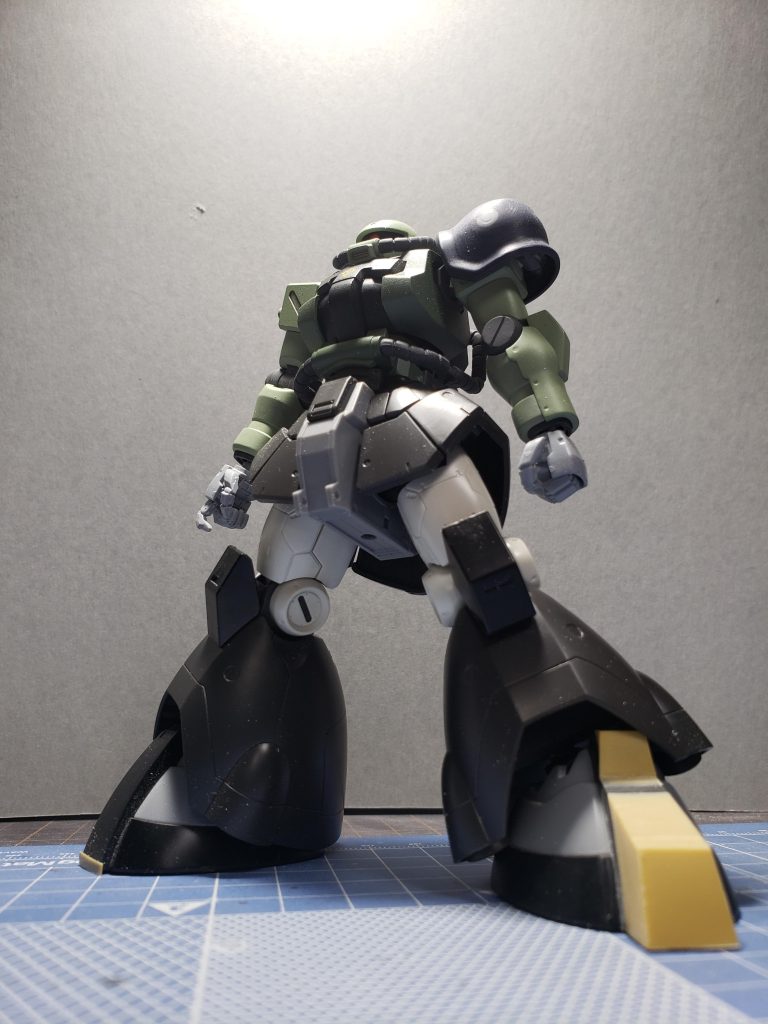 つま先はプラ板積層で削って形出し