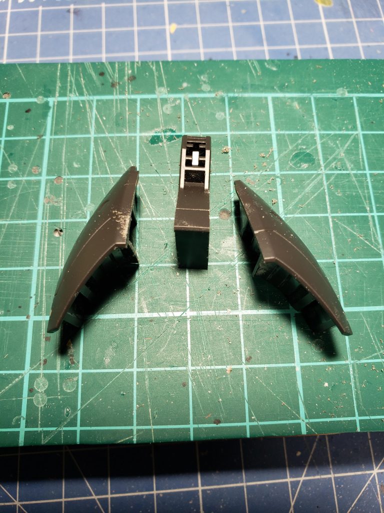 スネも3分割にしてプラ板で幅増し