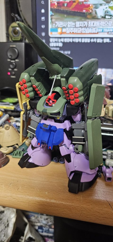 何も考えずにやってみようと思い、残っていたパーツをつなぎ合わせた段階です。 まだドームの脚が残っているのが特徴です