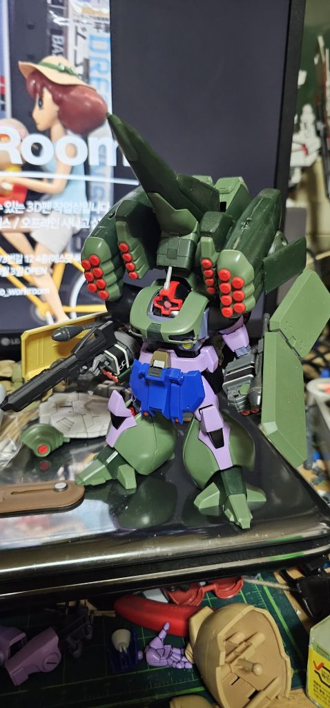 足をつないで少し身長を下げました。 そして、シールドはこの辺でショルダーアーマーに貼ってみようと思い始めました。