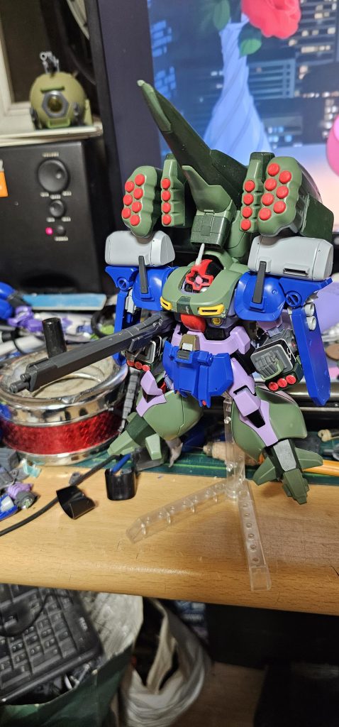 ゼクアインのショルダーアーマーを何の加工もなくつけた姿です。 マガジンの実用性を感じなくて全部撤去することになりました。 そんなわけでマシンガンも廃棄