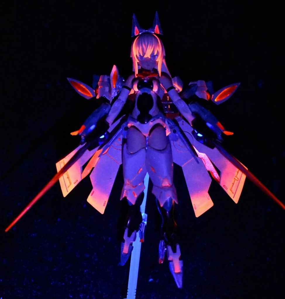 ブラックライトで発光します