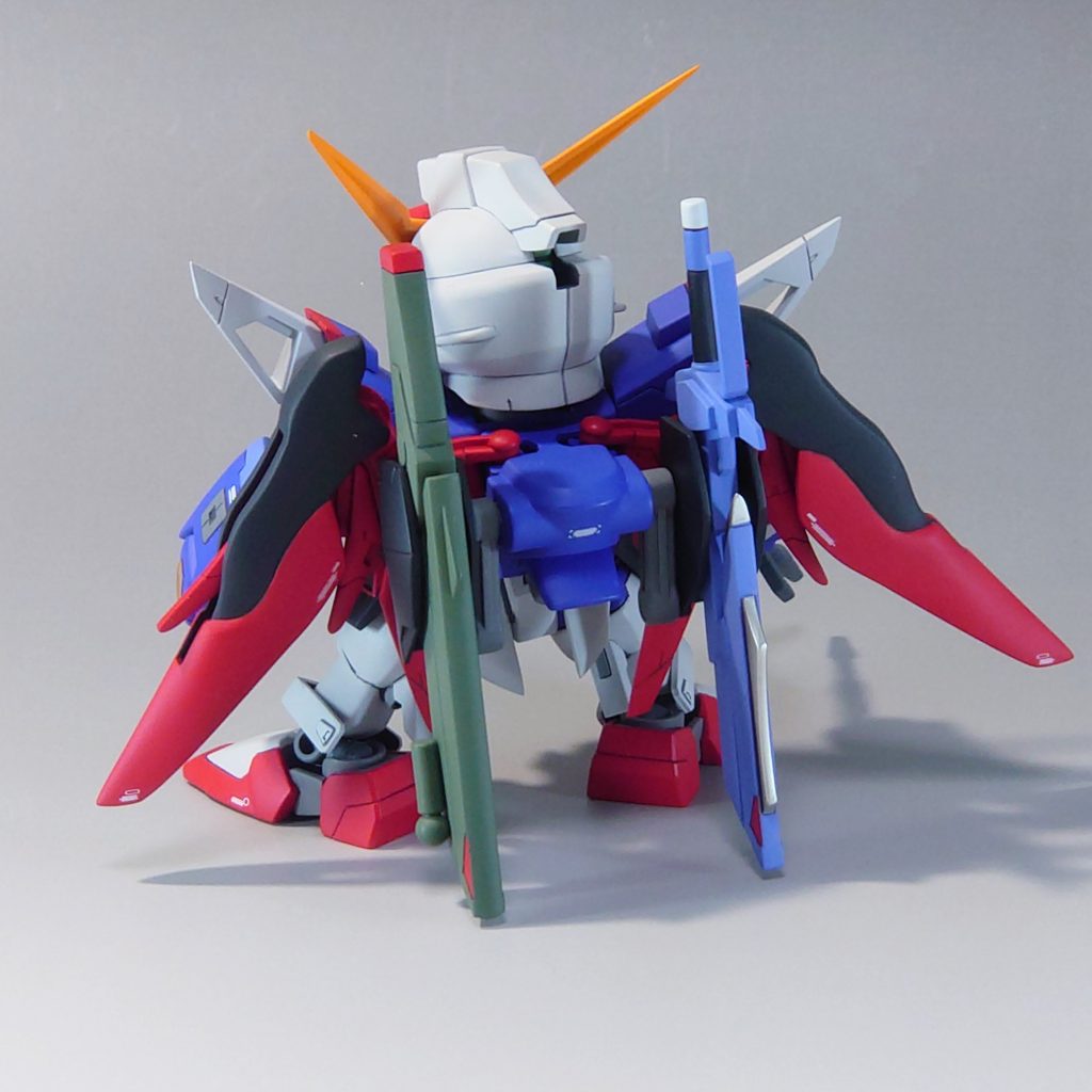 後ろ姿。翼は前述の通りBB戦士からですが、抜きの関係でモールドが浅いのと好みで一部幅増しとSDEXのパーツと継ぎ接ぎ。主翼下側がスパッと切れた感じなので緩やかな弧を描くように形状変更してます。