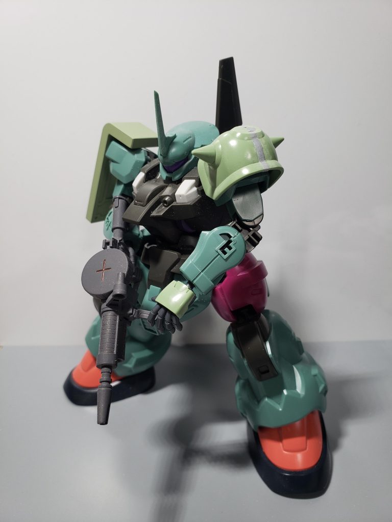 ザクっぽくする為にバックパック加工ショルダーアーマー2mm幅増し肩パーツの1部出っ張りをフラットにキットのままだとつま先が小さかったのでゲルググに変更