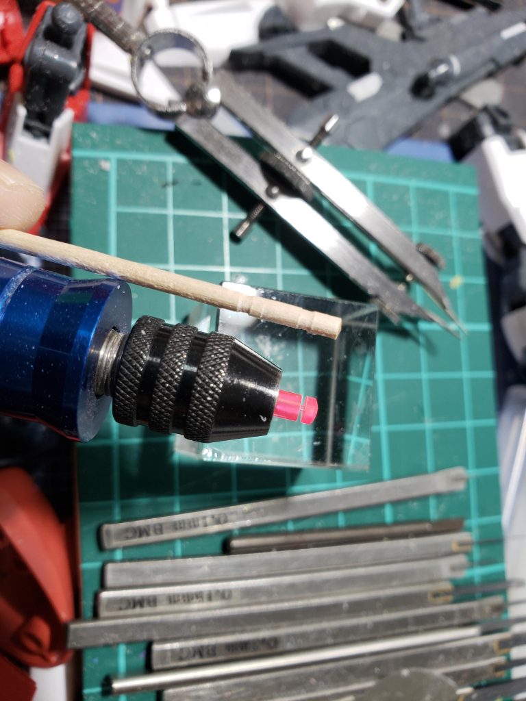 ランナーを削ってモノアイに