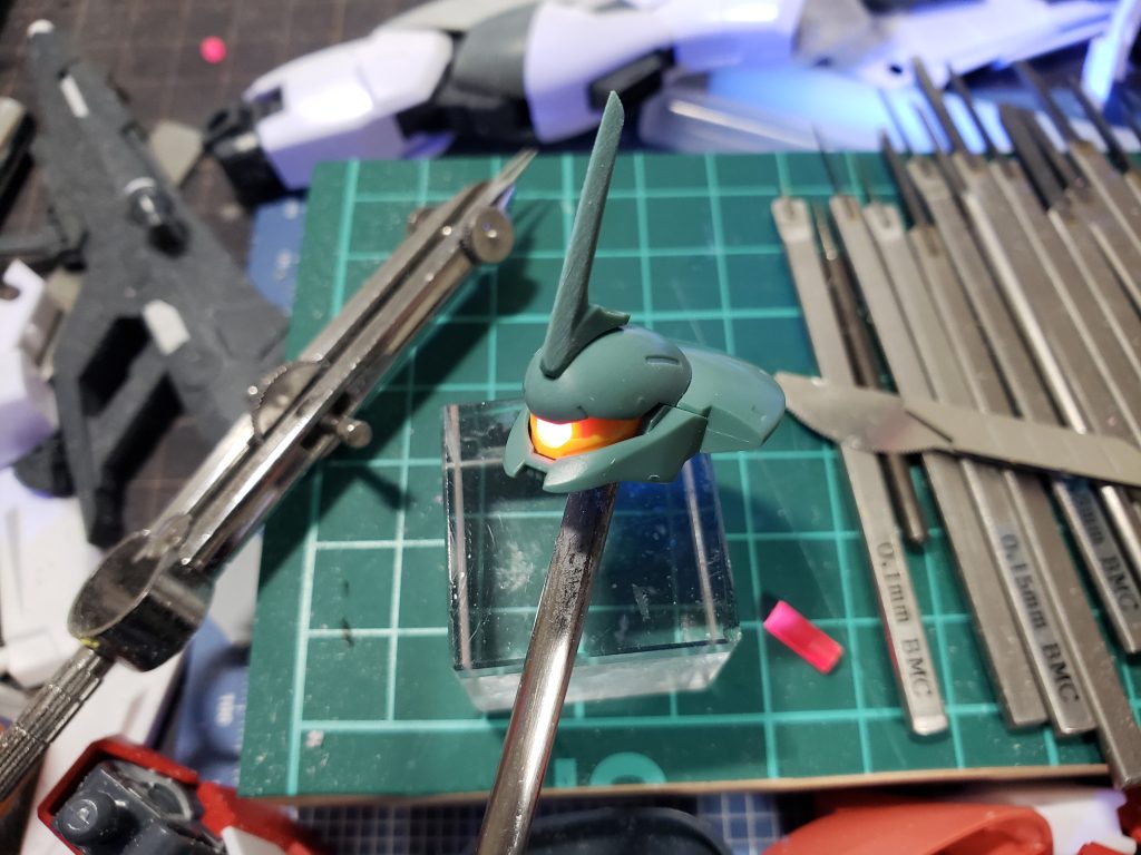 はめ込んでブラックライトで照らしています