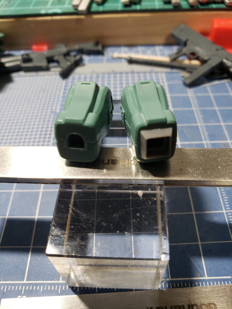 ザクのハンドパーツを使うと手首が長すぎるので目隠しで取り付け