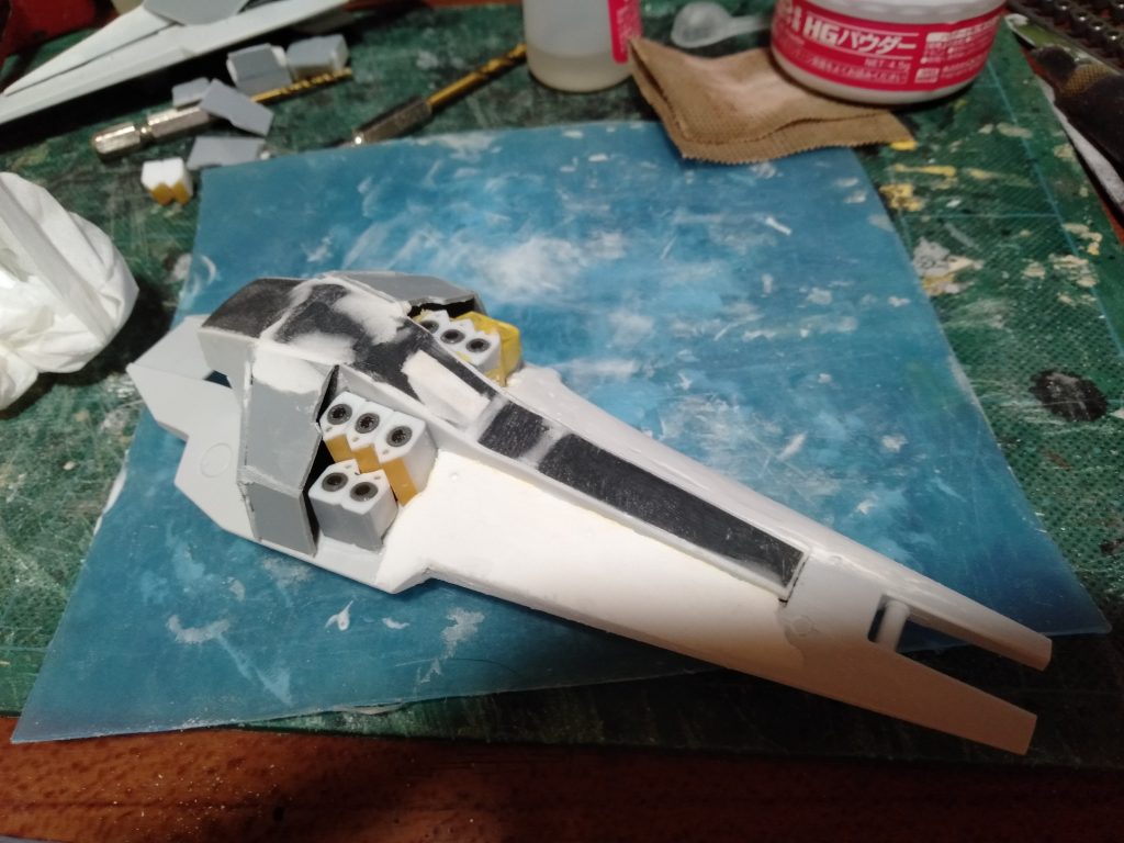 やっと、それらしい形になりました。あと少しの改造と工作で