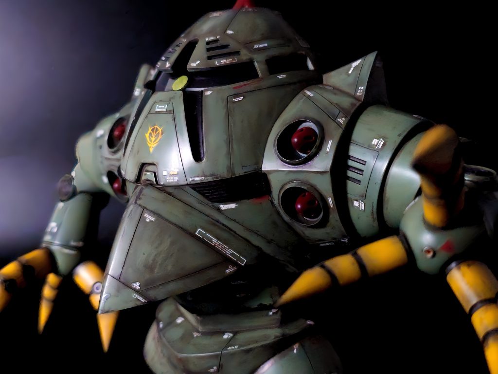 モノアイスリットは全部くり抜いてクリアのプラ板とモノアイレール部分の二重構造になってます