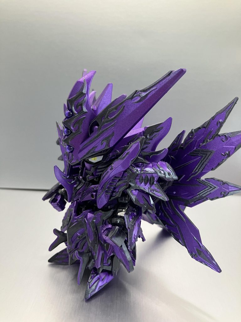 斜め前大分トゲトゲしいパーツも多く、干渉するためほとんど可動が無いですね目は付属のシールをマスキングテープ代わりに使って塗装しました