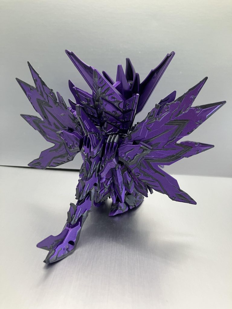 背面尻尾(?)のお陰で安定感は高いです後頭部は一部クリアパーツでしたが、他パーツと同様に塗装したら統一感が出てちょっと豪華な感じで気に入ってます