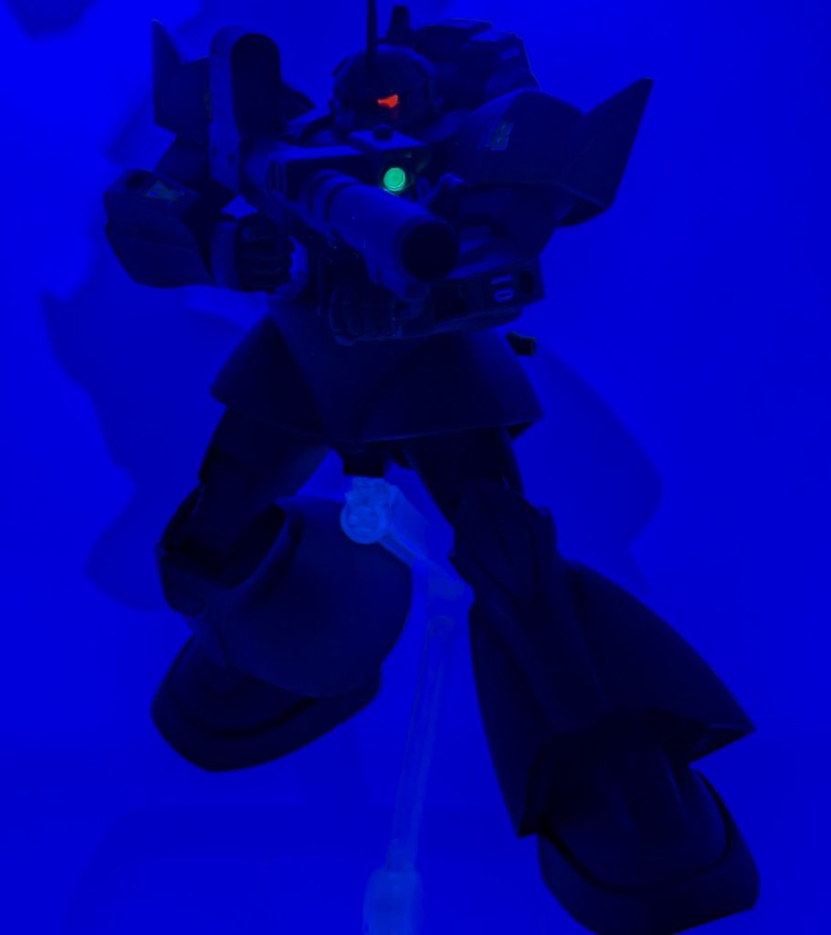 モノアイとロケットランチャーのサイト、持たせてませんがビームライフルのサイトを水性の蛍光塗料でも塗ってます。まぁ塗ったアピールしとかないと分からないところなので(笑)