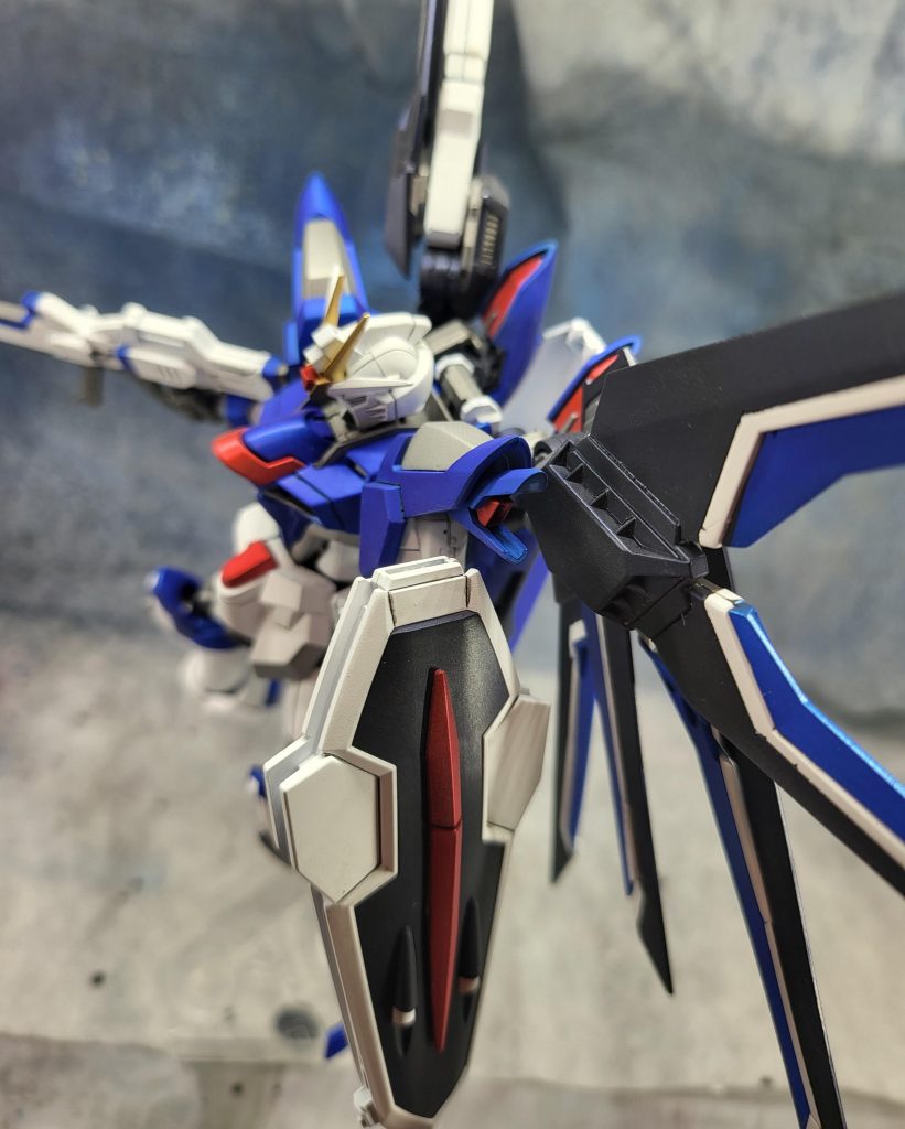 紺はプリズムブルーブラックにメタルブラックを混ぜて調色。赤はスターブライトシルバーにクリアルージュ