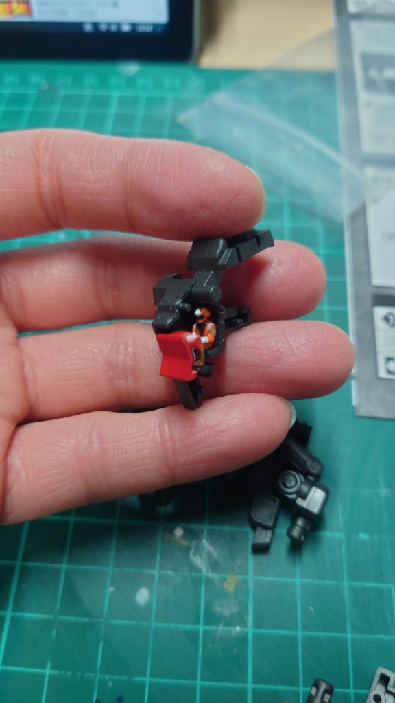 こちらが今回のサブタイトル。パイロットフィギュアを筆塗り、墨入れ、搭乗、組み上げ…たら構造上絶対に見えない!!笑このキット最大の見所、大切な思い出にフタをする気持ちが味わえます♪←仮組みしないのがいけない。