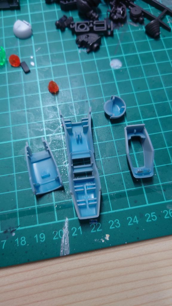 こちらがなかなか消えないクリアブルー。ちなみに3層重ねたスナイパーライフルは光に当てるとまだ透けてます…。