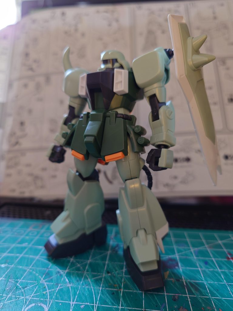 ではここからザクの進化の歴史もとい、製作工程です。こちらがパチ組ですね。可動範囲はともかく、プロポーションは今見てもかなりいいものではないかと。