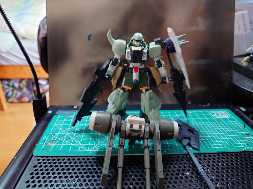 最初はこうだったんです。背中にデミバーディングのバックパックを背負わせる予定でした。でした・・・。