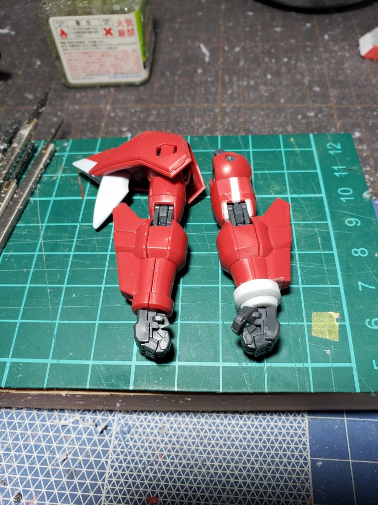 二の腕は2mm幅増し手首は長く感じたので短縮してスクラッチパーツに変更