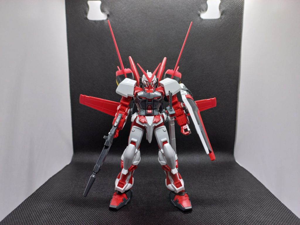 MBF-P02+AQM/X-A4Fb アストレイ レッドフレーム フルバーニアンまずは正面から。今回のプチ改造では、アストレイのフライトユニットの羽の位置を下にずらし、それによって空いたスペースにエールストライカーのメインスラスターを移植しました。羽の向きにはこだわりがあります!(gandam-hand2)