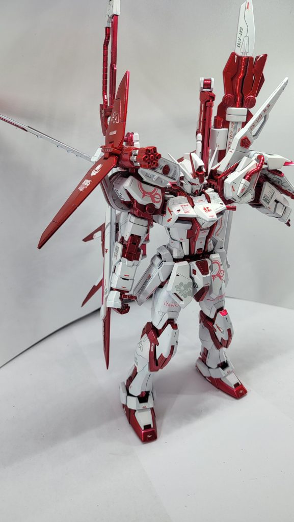 今回は自作で水転写デカールを作成。型式番号GAT-X105と紅のデカールを作成し貼り付け。